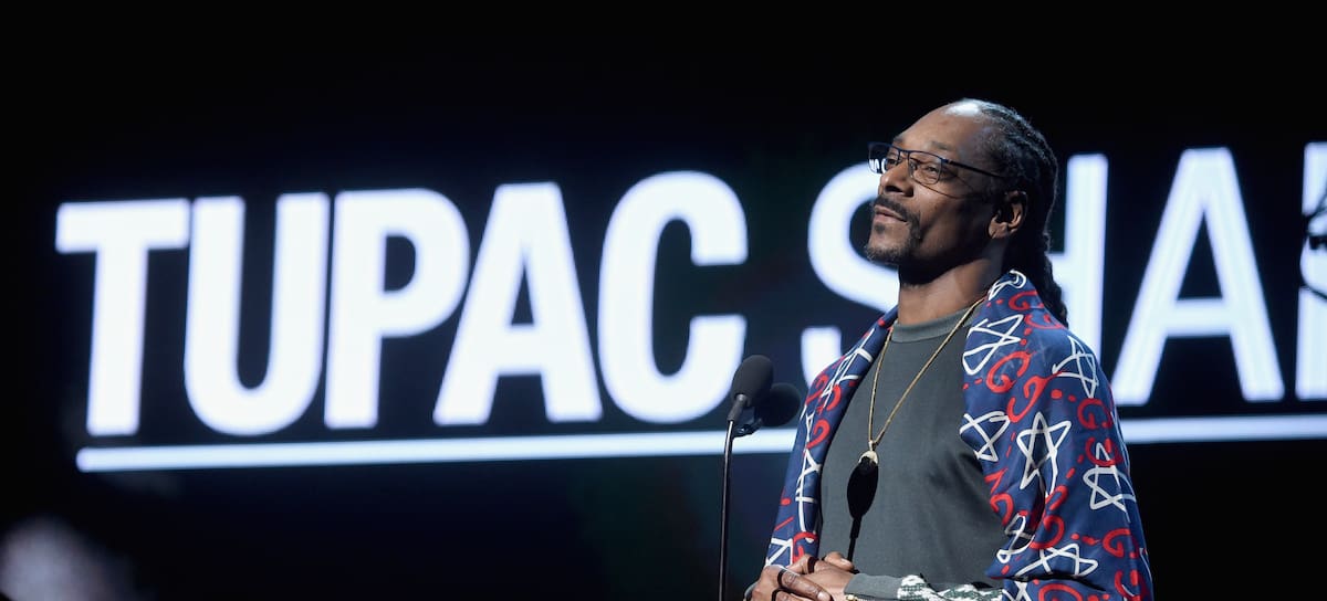 Snoop Dogg hablando sobre Tupac Shakur, incorporado al Salón de la Fama del Rock and Roll en 2017, en el escenario de la 32.ª ceremonia anual de incorporación al Salón de la Fama del Rock and Roll, celebrada en el Barclays Center el 7 de abril de 2017 en la ciudad de Nueva York.