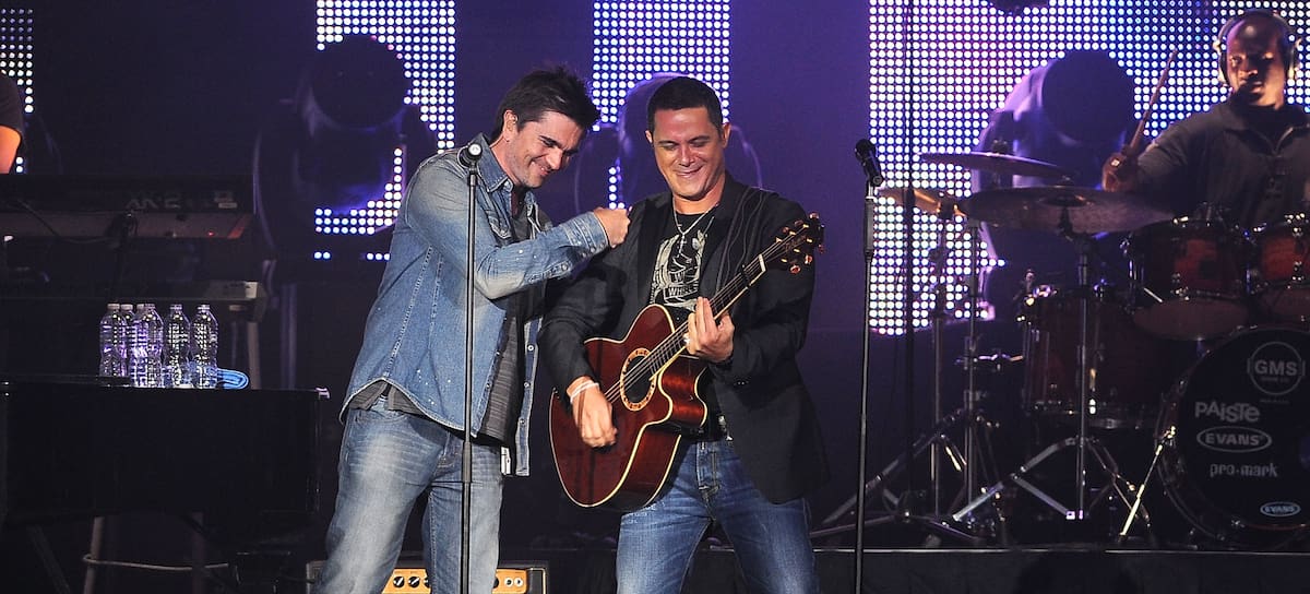 Los cantantes Juanes y Alejandro Sanz actuando en el AmericanAirlines Arena el 7 de agosto de 2010 en Miami, Florida.