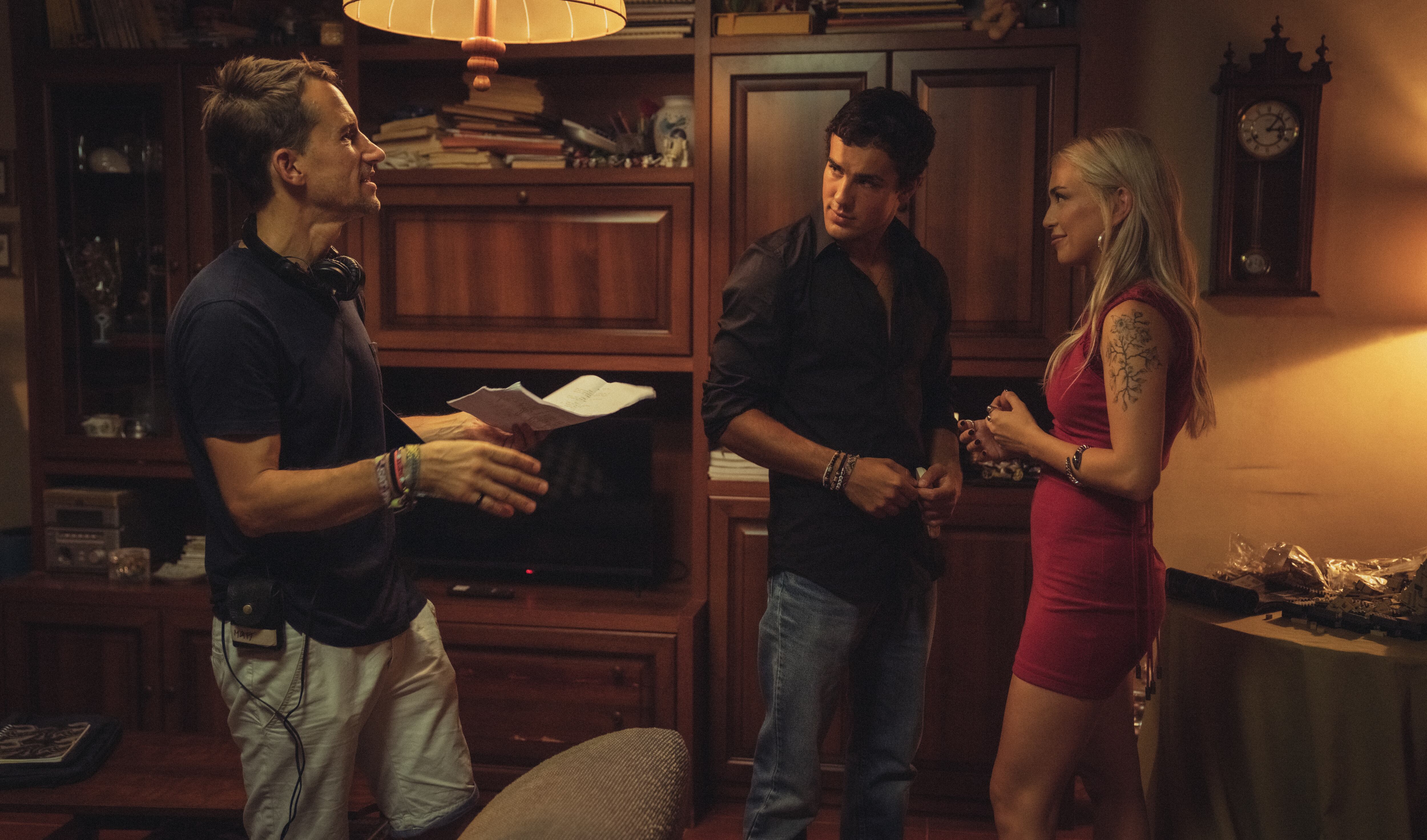 Mat Whitecross, Óscar Casas y Ana Mena en el rodaje de &#039;Ídolos&#039;. / Manolo Pavón.