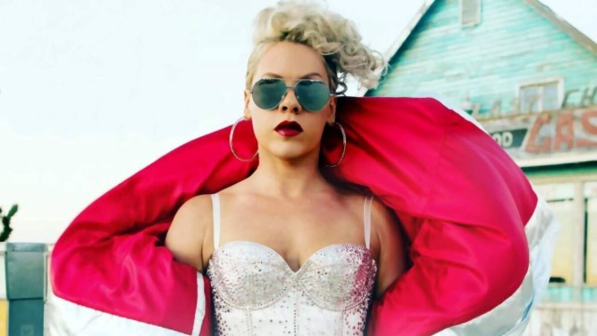 Pink, Justin Bieber y más artistas que se olvidaron de sus canciones