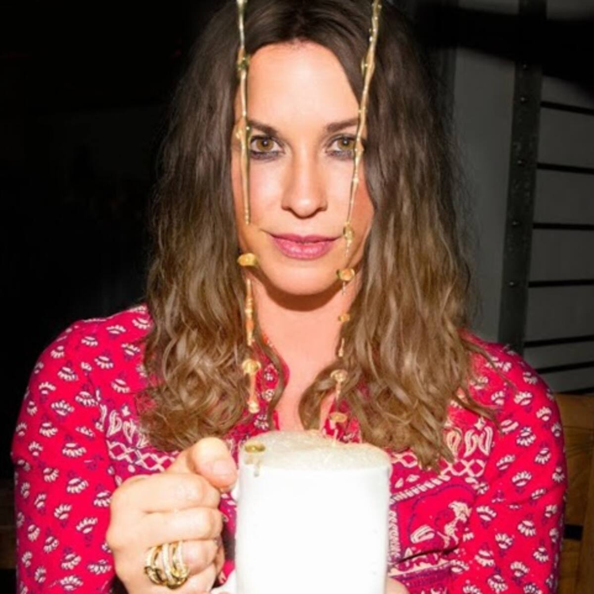 Alanis Morissette estrena 'Reasons I Drink'