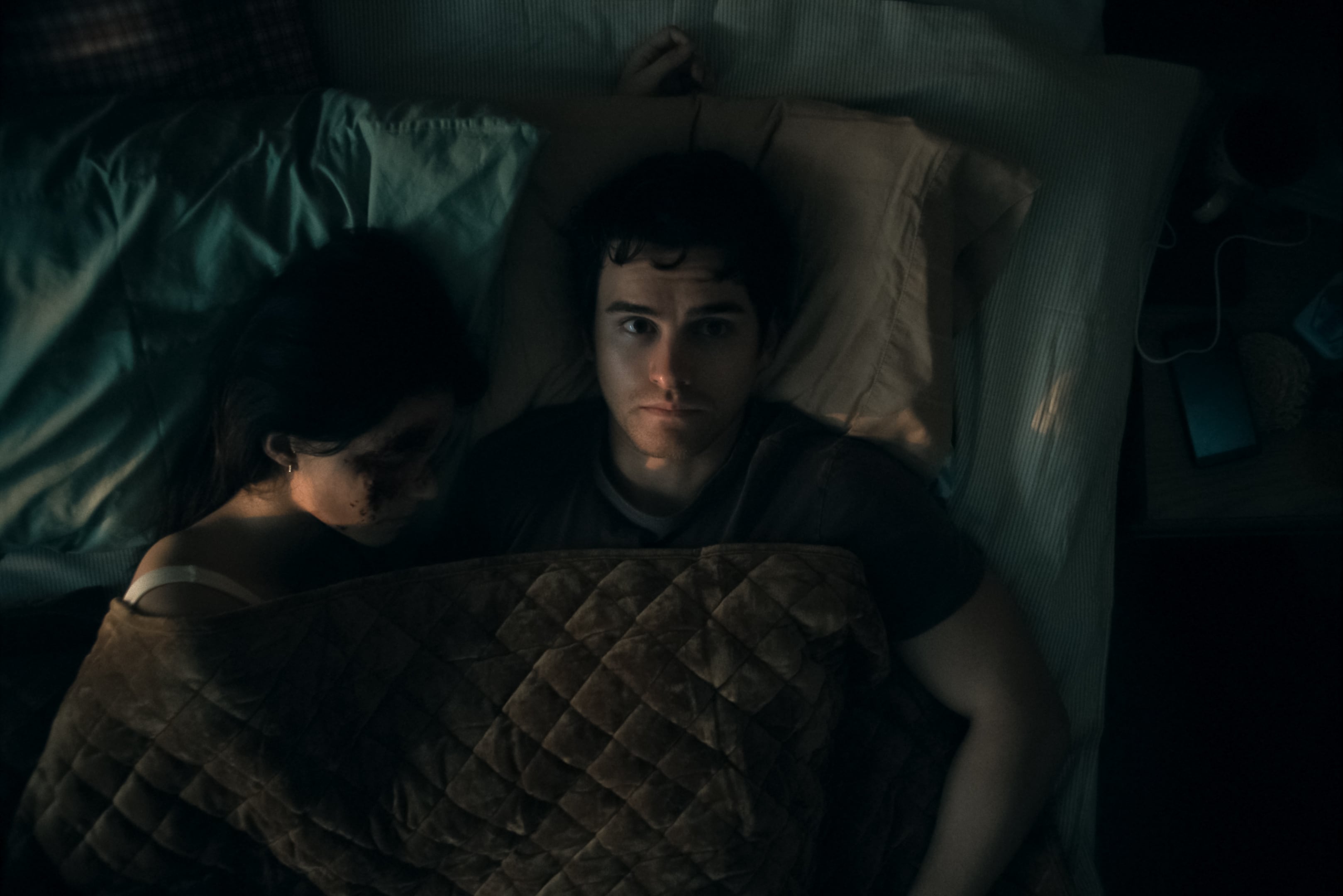 Inde Navarrette como Nikki y Michael Johnston como Bear en 'Obsession'. / Courtesy of Focus Features / © 2026
