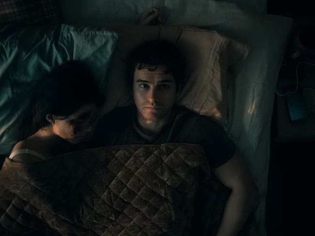 Inde Navarrette como Nikki y Michael Johnston como Bear en 'Obsession'. / Courtesy of Focus Features / © 2026