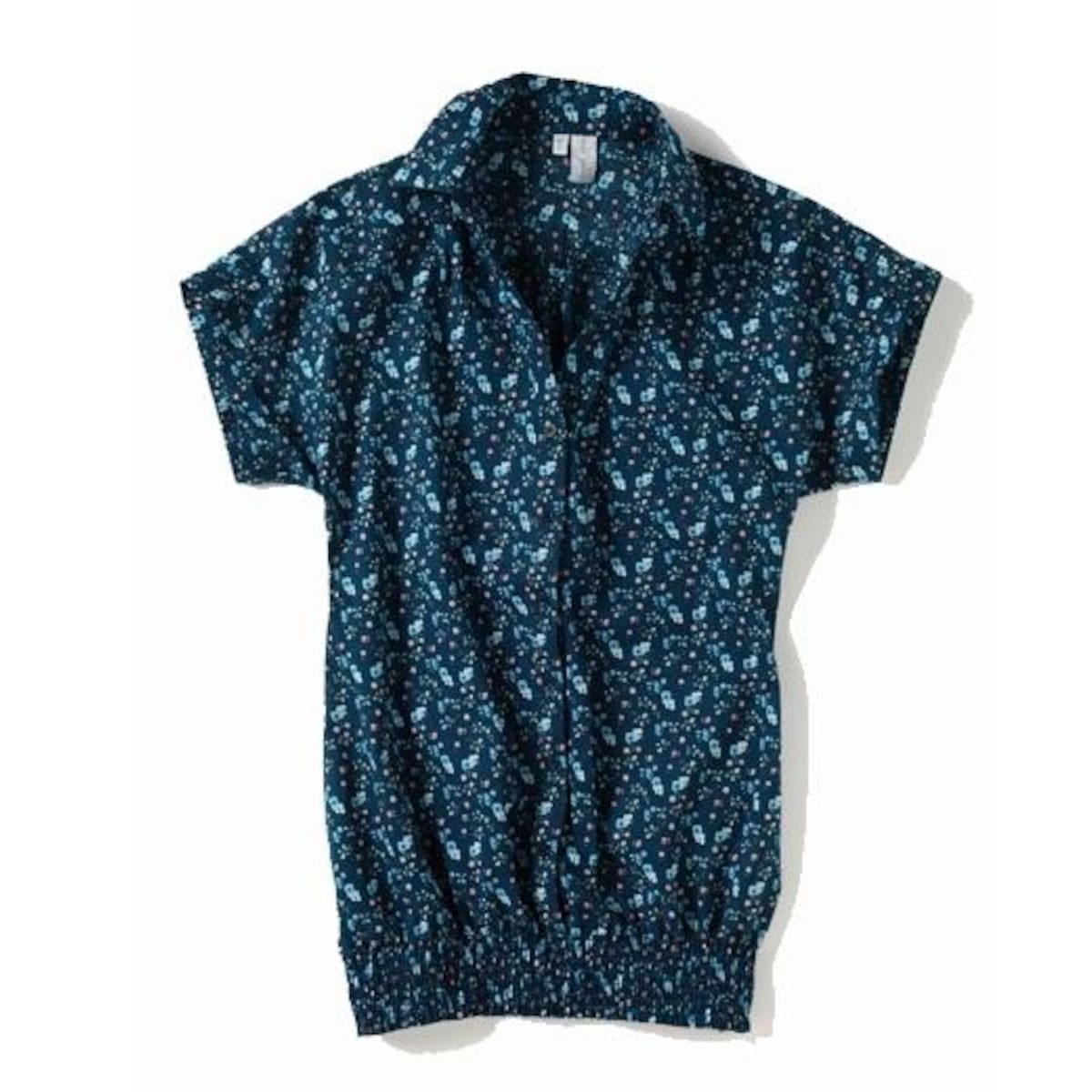 El azul es el rey de esta temporada. Y si además puedes combinarlo con un polo con estampados en beige ¡¡estarás a la última!!