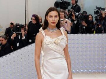Irina Shayk da el cante en la Met Gala 2023 con estos zapatos