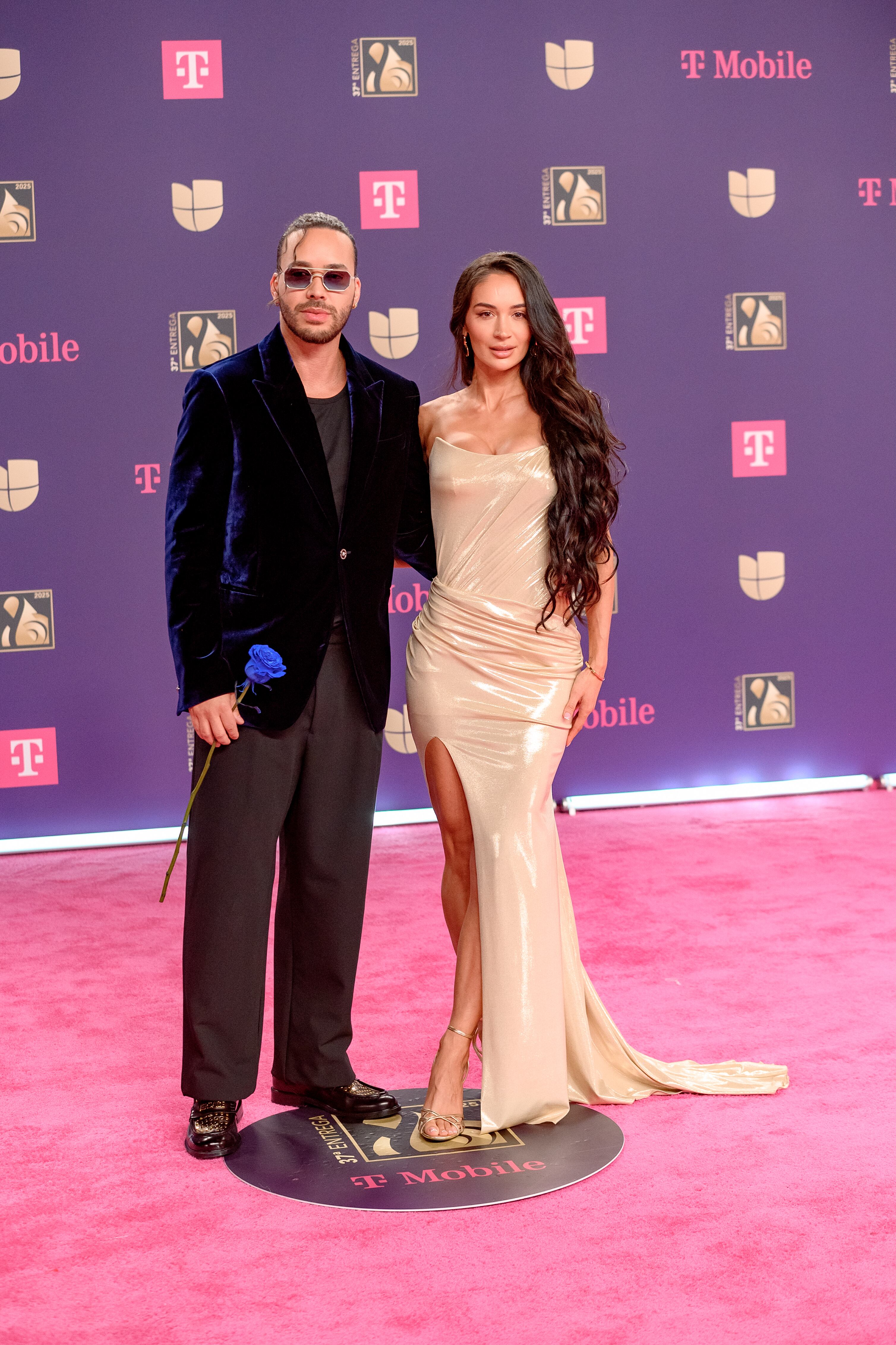 Aunque posaron por separado, también hubo momento para juntarse y regalarnos esta imagen de felicidad con rosa azul incluida, que queda muy bien en las fotos.