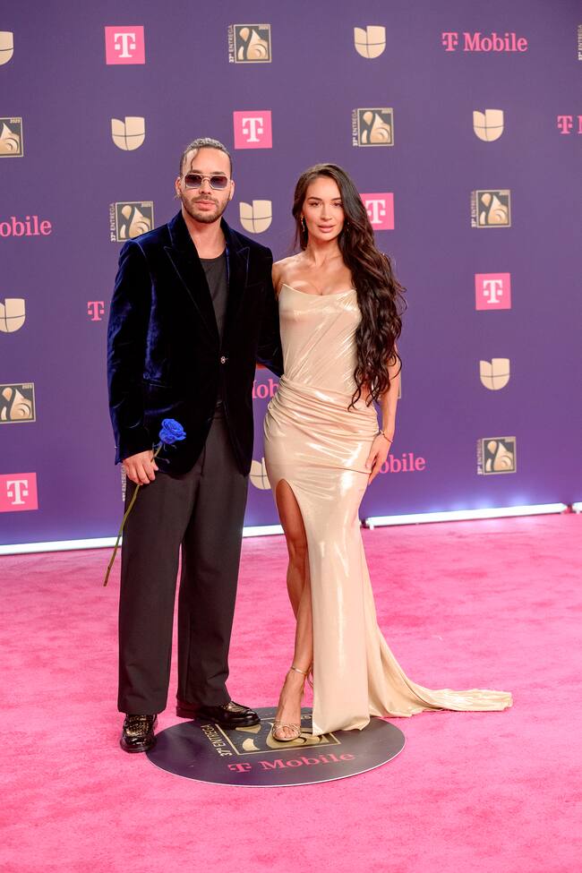 Aunque posaron por separado, también hubo momento para juntarse y regalarnos esta imagen de felicidad con rosa azul incluida, que queda muy bien en las fotos.
