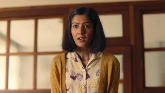 Raklee Thakrar como Emily en «Sex Education»