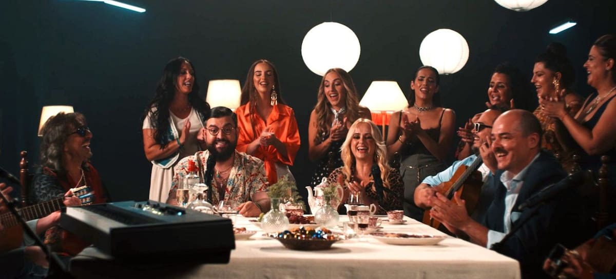 Manu Sánchez se convierte en C. Tangana junto a Kiko Veneno, Antonio Carmona y La Húngara en 'El perro andaluz'.