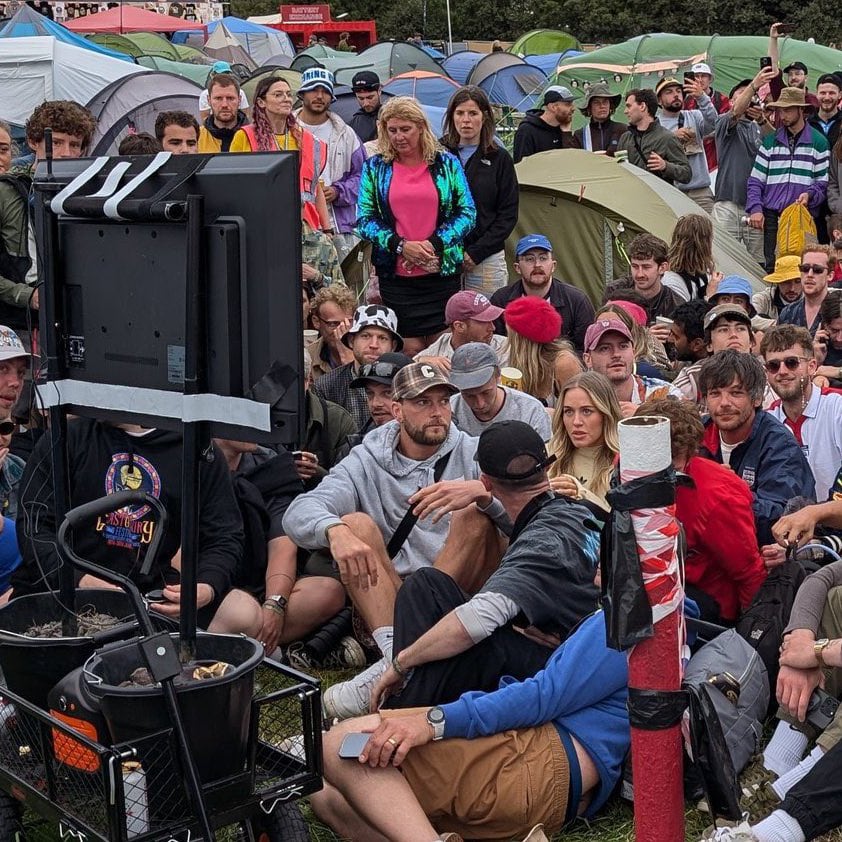 Louis Tomlinson viendo el partido de la selección inglesa en el festival de Glastonbury.