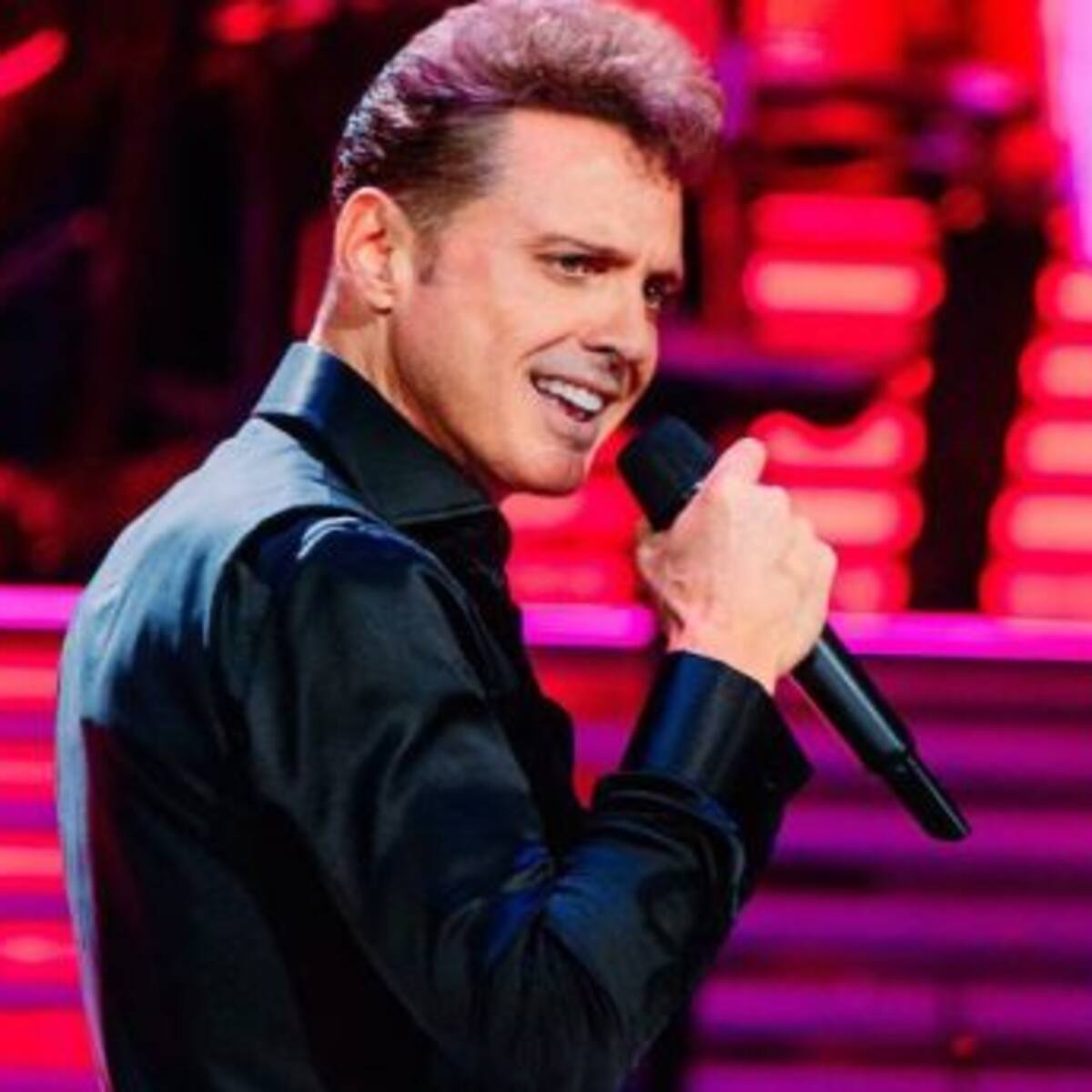 Luis Miguel se cayó en el escenario y asustó a todos