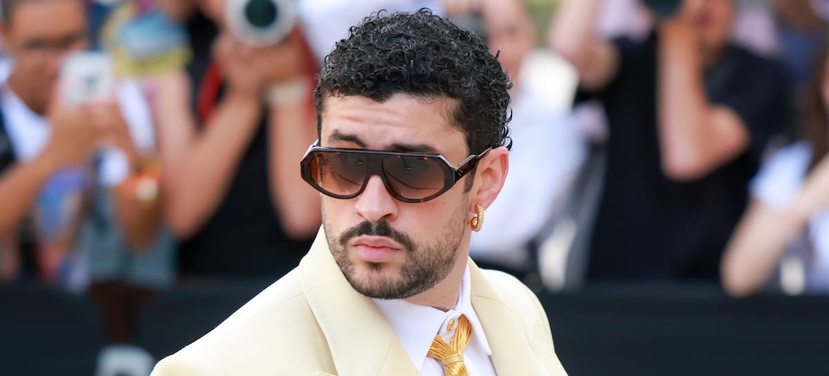 PARÍS, FRANCIA - 6 DE JULIO: Bad Bunny durante el primer día de la Semana de la Moda de París - Alta Costura Otoño/Invierno 2026/2027, el 6 de julio de 2026 en París, Francia. (Foto de Arnold Jerocki/Getty Images)