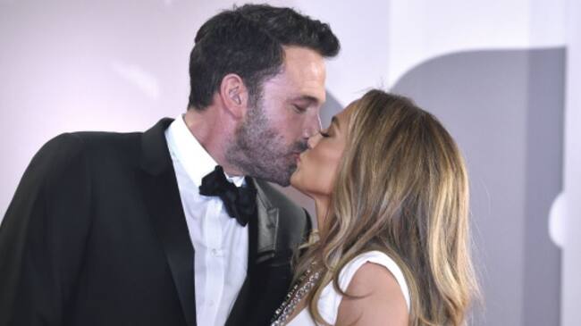 Ben Affleck y Jennifer López se besan a su llegada al Festival de Venecia
