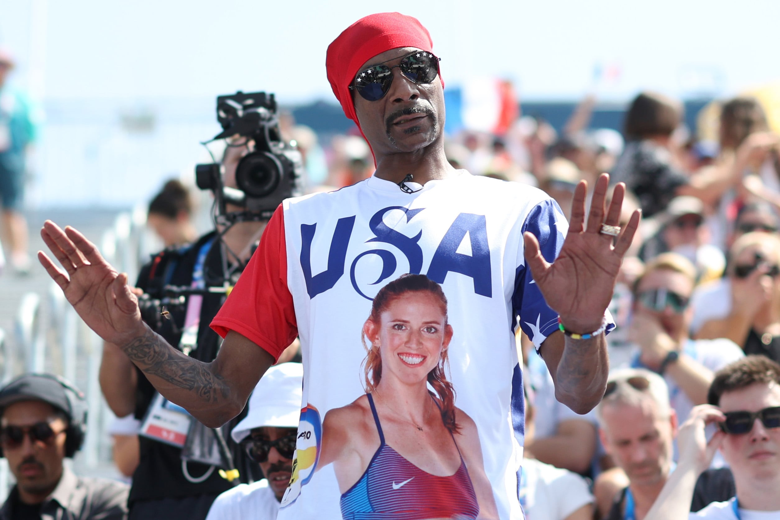 Snoop Dogg en los Juegos Olímpicos de París viendo al equipo femenino estadounidense de voleibol el 31 de julio de 2024.