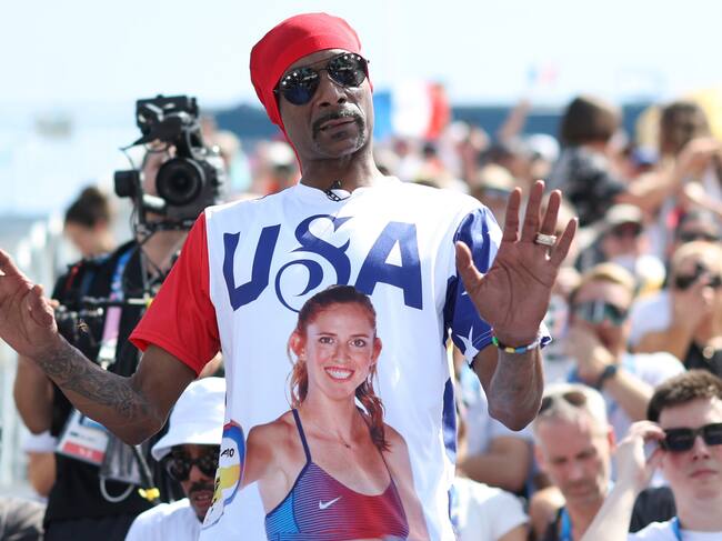 Snoop Dogg en los Juegos Olímpicos de París viendo al equipo femenino estadounidense de voleibol el 31 de julio de 2024.