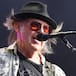Neil Young publica una reedición de su obra maestra Harvest