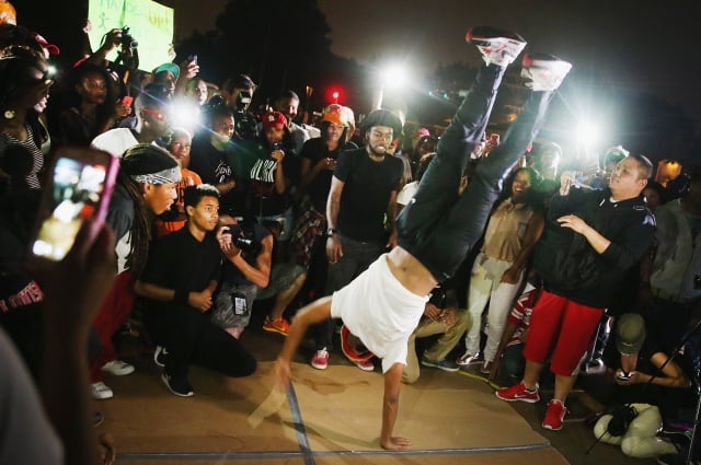 Un grupo de jóvenes practica breakdance.