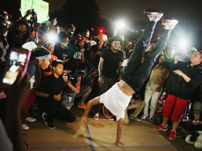 Un grupo de jóvenes practica breakdance.