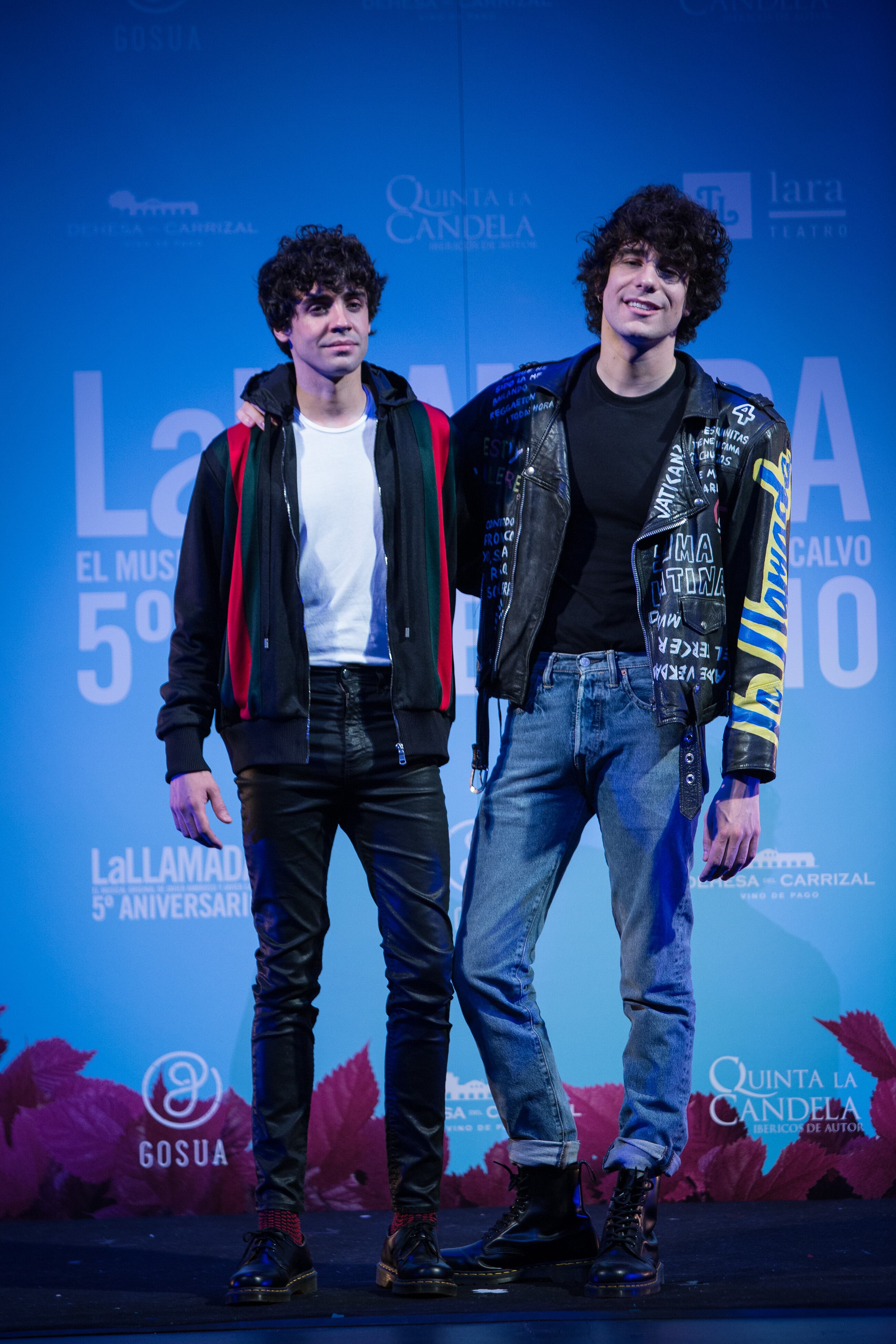 MADRID, ESPAÑA - 24 DE MAYO: (De izquierda a derecha) Javier Ambrossi y Javier Calvo, Los Javis, asisten al photocall de 'La Llamada' en el Teatro Lara el 24 de mayo de 2018 en Madrid, España. (Foto de Pablo Cuadra/Getty Images)