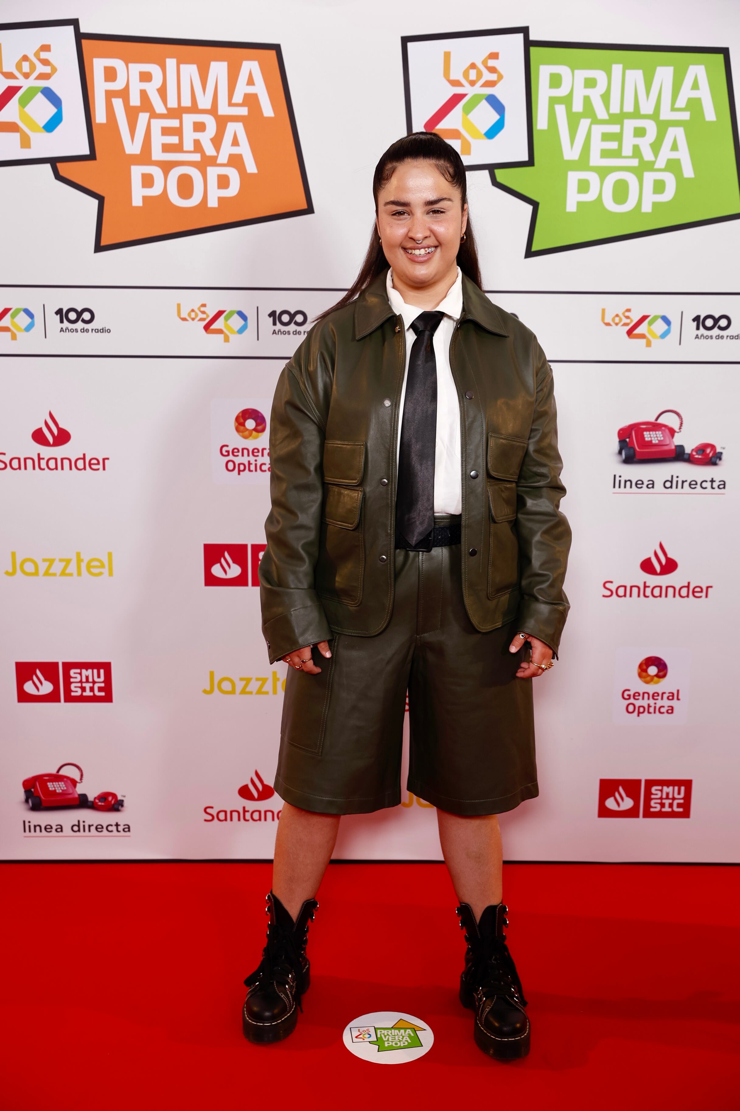 Otra de las chicas de OT 2023 que no ha querido perderse la fiesta con sus compañeros. Enamorados del look de cuero con pantalón corto de Salma y de esa corbata.