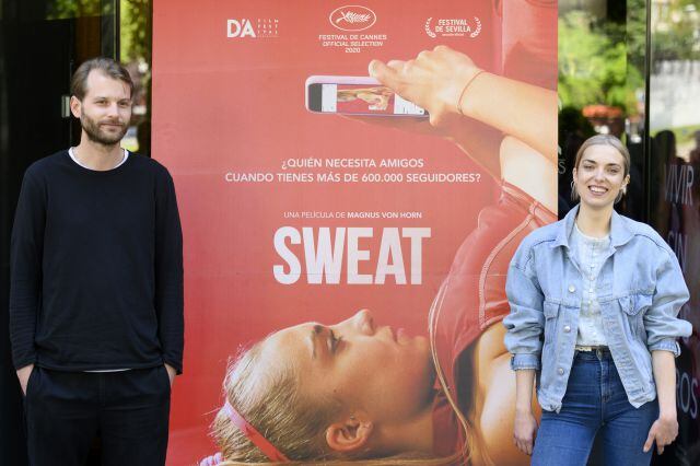 El cineasta sueco Magnus von Horn (i) y la actriz polaca Magdalena Kolesnik acuden al preestreno de la película &#039;Sweat&#039; en los Cines Embajadores de Madrid, el 17 de mayo de 2021