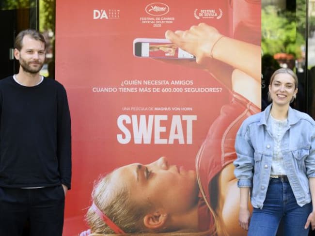 El cineasta sueco Magnus von Horn (i) y la actriz polaca Magdalena Kolesnik acuden al preestreno de la película 'Sweat' en los Cines Embajadores de Madrid, el 17 de mayo de 2021