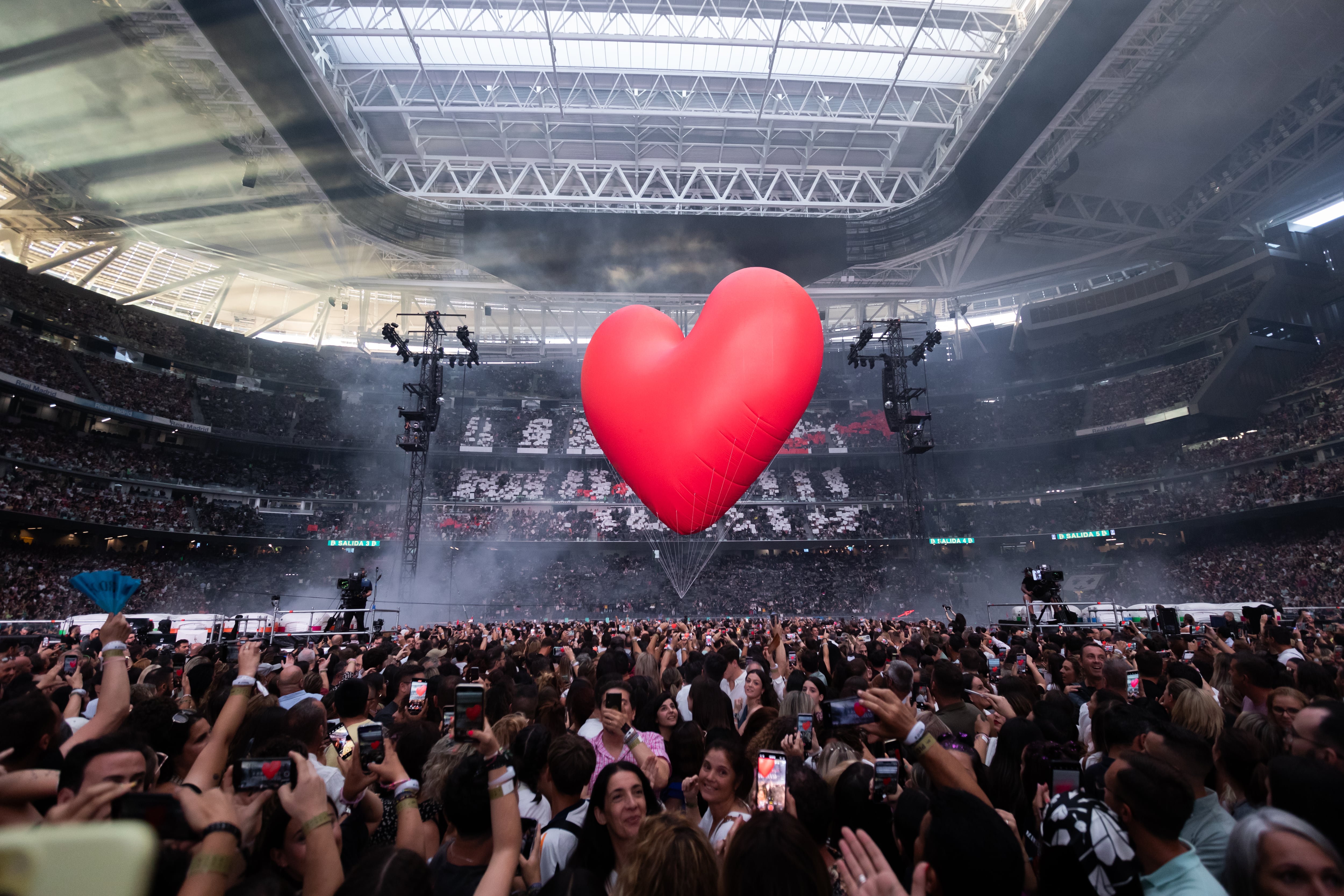 Una imagen del público durante el concierto de Manuel Carrasco el 29 de junio en el Estadio Santiago Bernabéu de Madrid presentando Corazón y flecha.