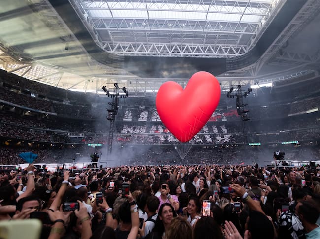 Una imagen del público durante el concierto de Manuel Carrasco el 29 de junio en el Estadio Santiago Bernabéu de Madrid presentando Corazón y flecha.