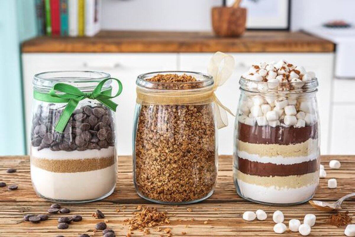 Puedes regalar galletas, granola con malvas e inclusive café. Siempre decorado bonito y con detalles especiales