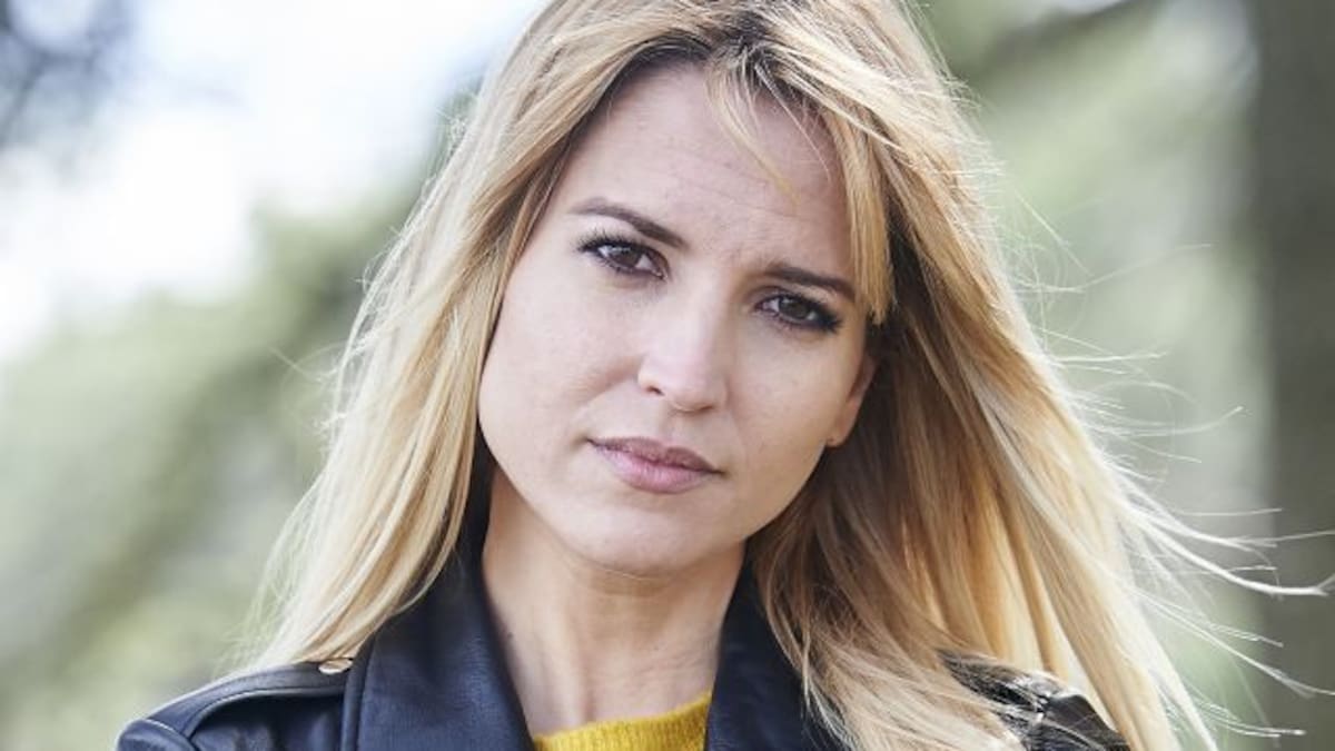 Ana Fernández celebra los 10 años de ‘Los protegidos’ sorteando los guantes de Chispitas