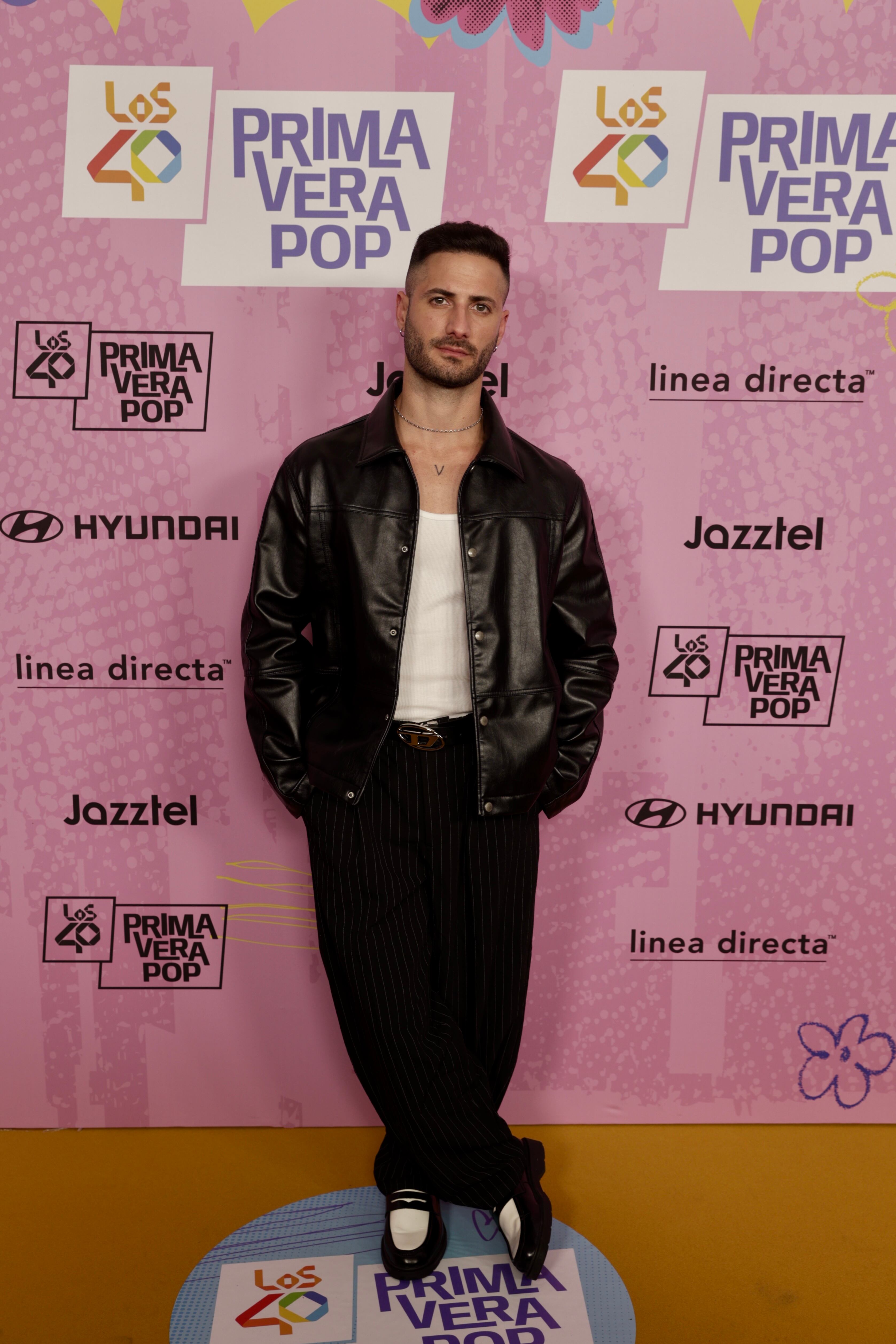 Más conocido como Sensillo con S, Edgar Caro se ha dejado su peluca en casa para lucir así de impresionante, todo de negro, salvo el detalle blanco de sus mocasines.