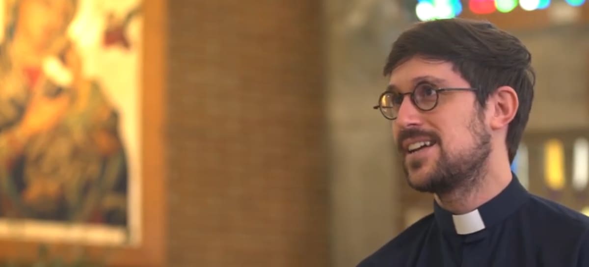 El Padre Damián durante una entrevista (YT)