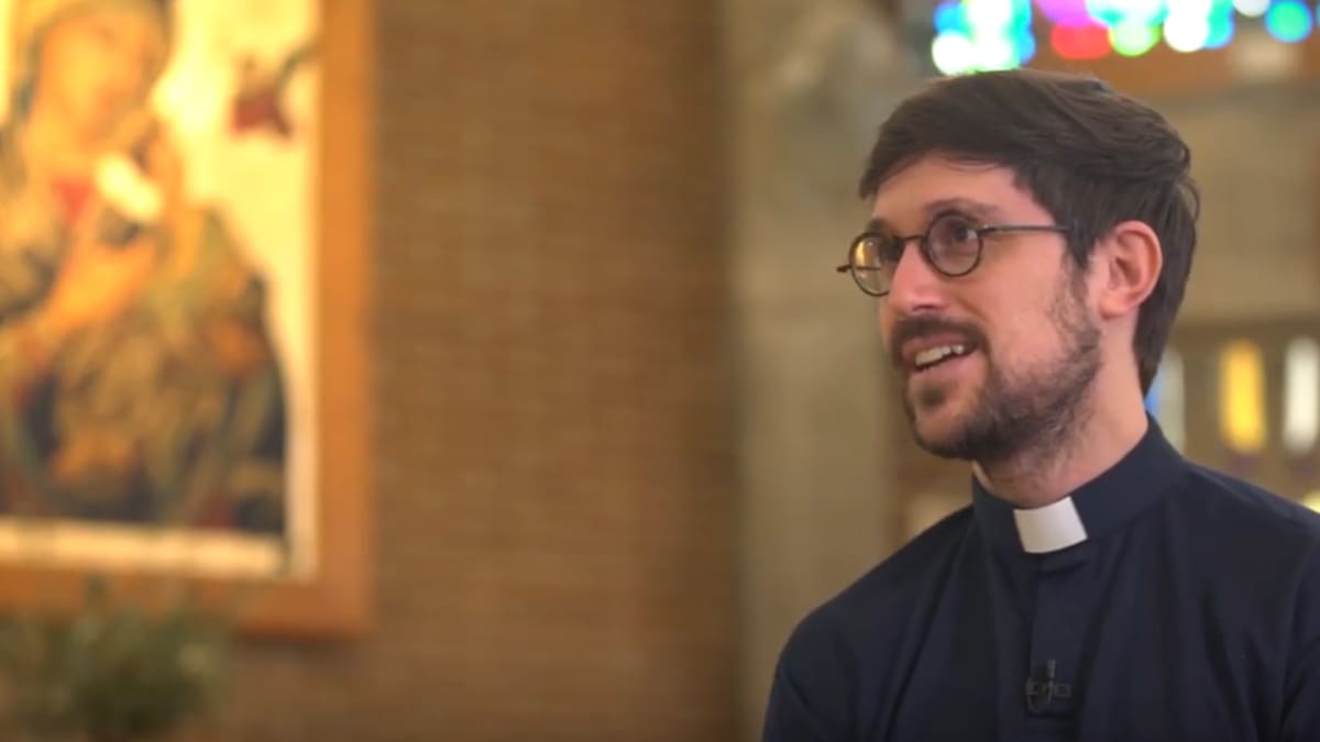 ¿Quién es el Padre Damián? El artista sacerdote que cuelga los hábitos: "Hay razones de peso que me guardo"