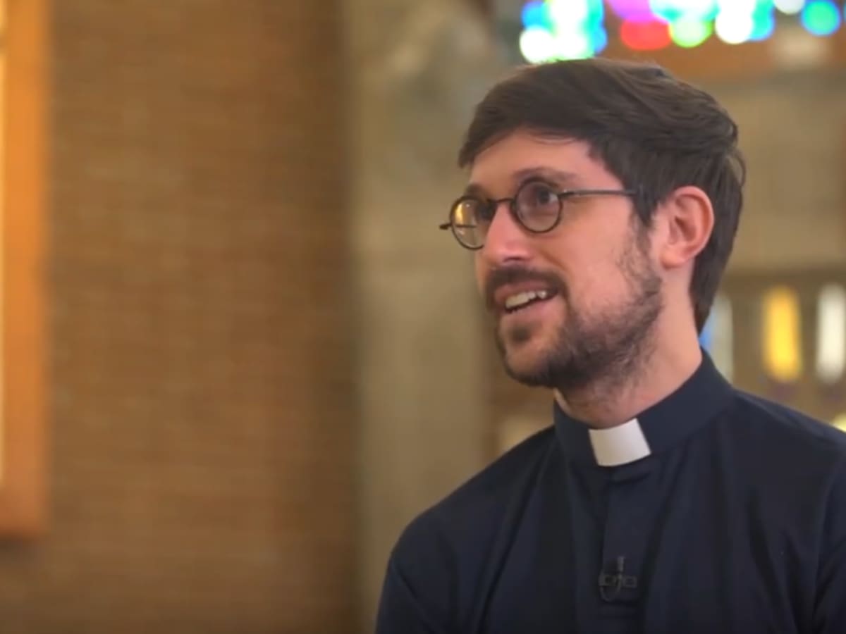 ¿Quién es el Padre Damián? El artista sacerdote que cuelga los hábitos: "Hay razones de peso que me guardo"
