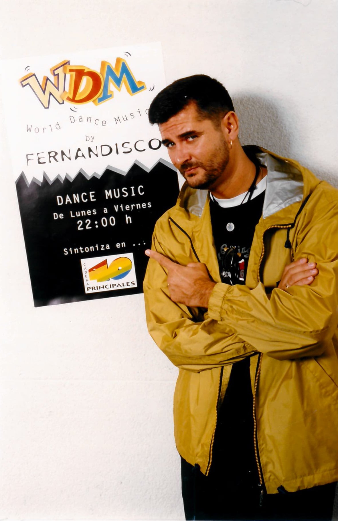 Fernandisco posando delante del cartel de su programa _WDM_