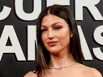 Úrsula Corberó anuncia que se casa y no es con Chino Darín