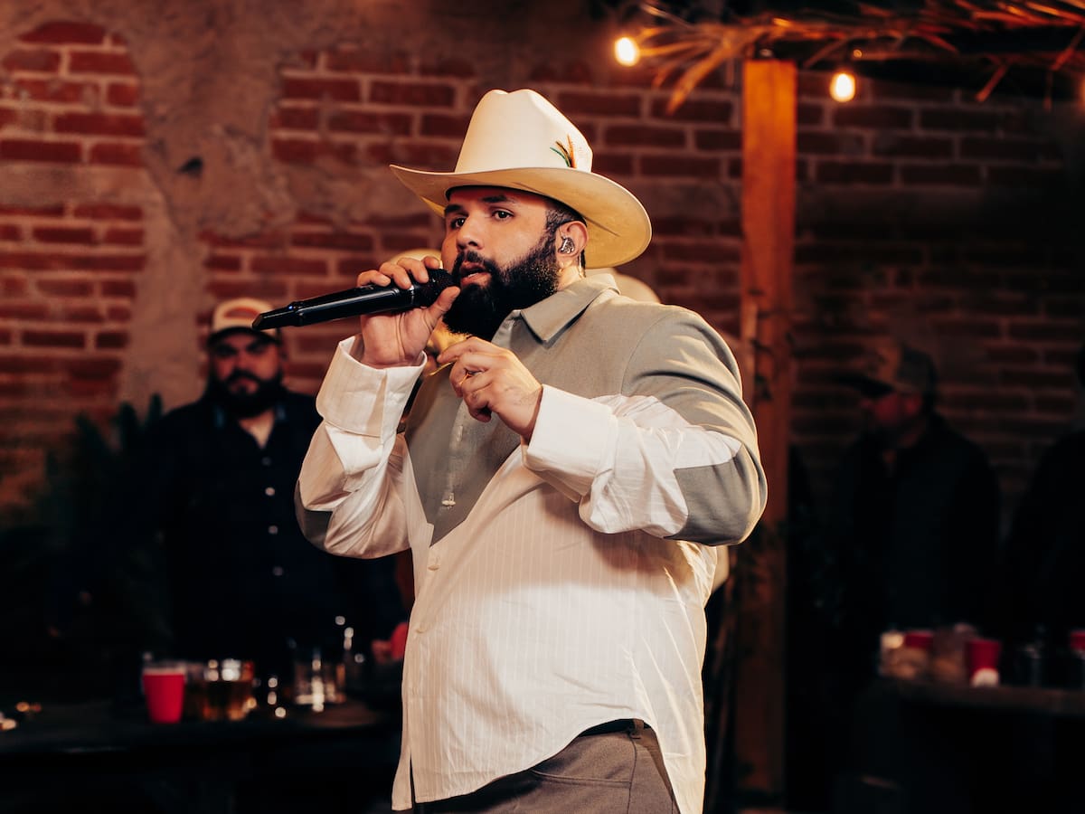 Carín León vuelve a sus raíces con 'Chapayeka', un álbum en directo grabado en Hermosillo