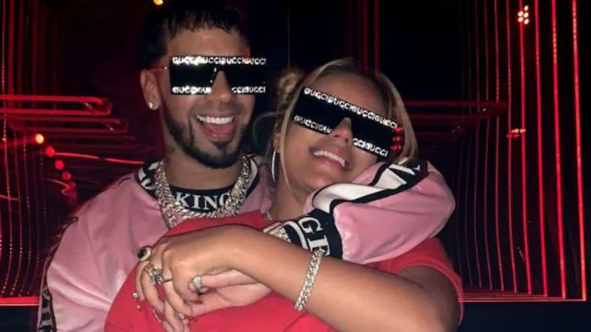¡Anuel AA se tatuó la cara de Karol G!