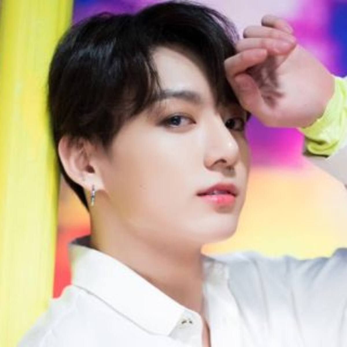 Jungkook de BTS estrena nuevo y colorido look
