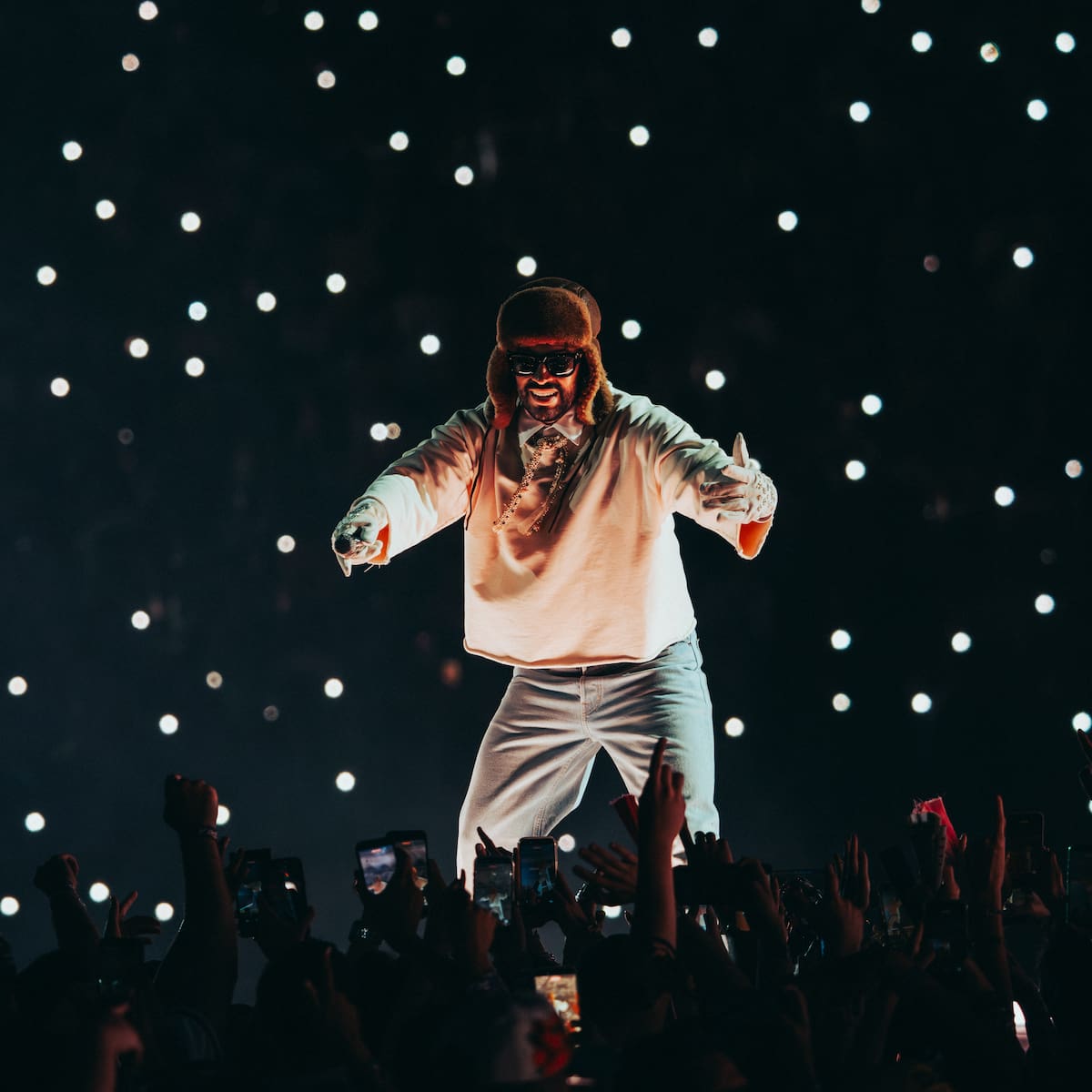 Así es como Bad Bunny contesta a las críticas sobre sus invitadas en la casita en su tercera noche en Madrid