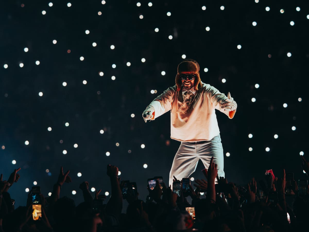 Así es como Bad Bunny contesta a las críticas sobre sus invitadas en la casita en su tercera noche en Madrid