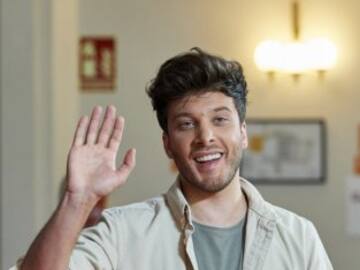 Blas Cantó pone en pie a los colaboradores de ‘Supervivientes 2021’ tras interpretar en plató ‘Voy a quedarme’