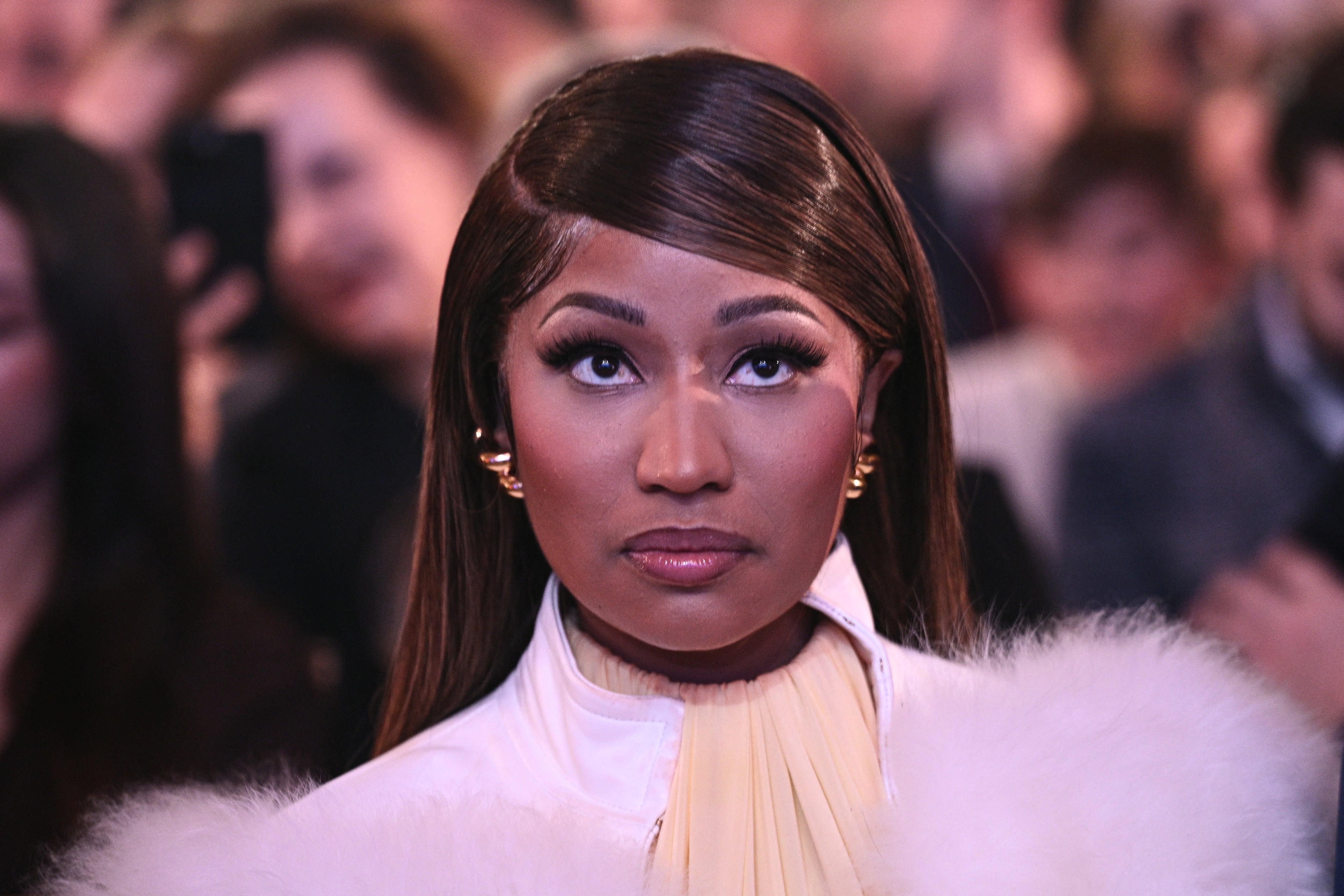 La rapera y cantautora trinitense Nicki Minaj observa mientras el presidente de EE. UU., Donald Trump, habla sobre las "cuentas de Trump" en el Auditorio Andrew W. Mellon de Washington, D. C., el 28 de enero de 2026.