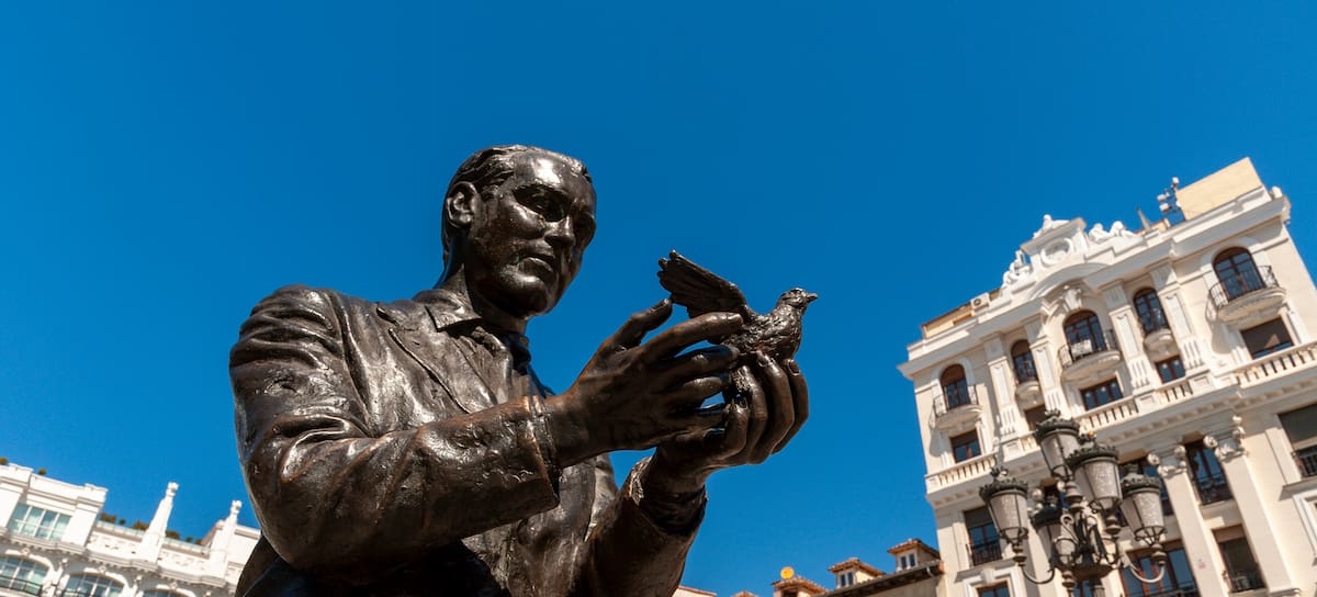 Estatua de Federico García Lorca en el Barrio de las Letras de Madrid.
