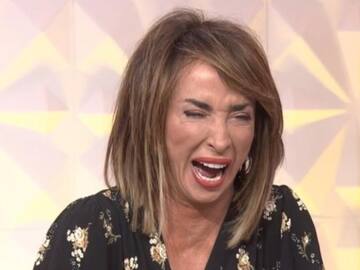 A María Patiño le da un ataque de risa ante la aparatosa caída de uno de los reporteros de ‘Socialité’ ©copyright los40.com