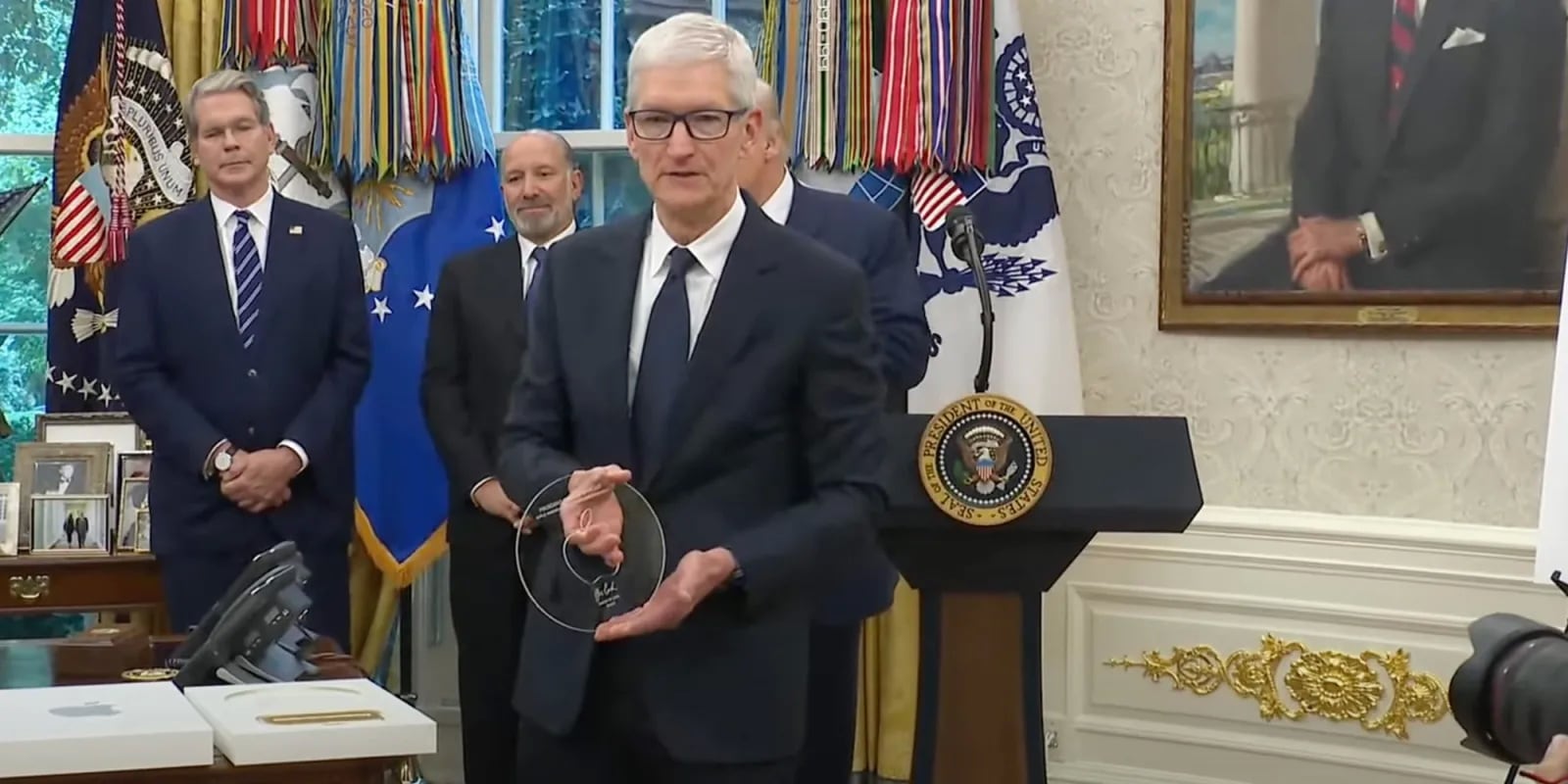 Tim Cook visita a Trump con un detalle.