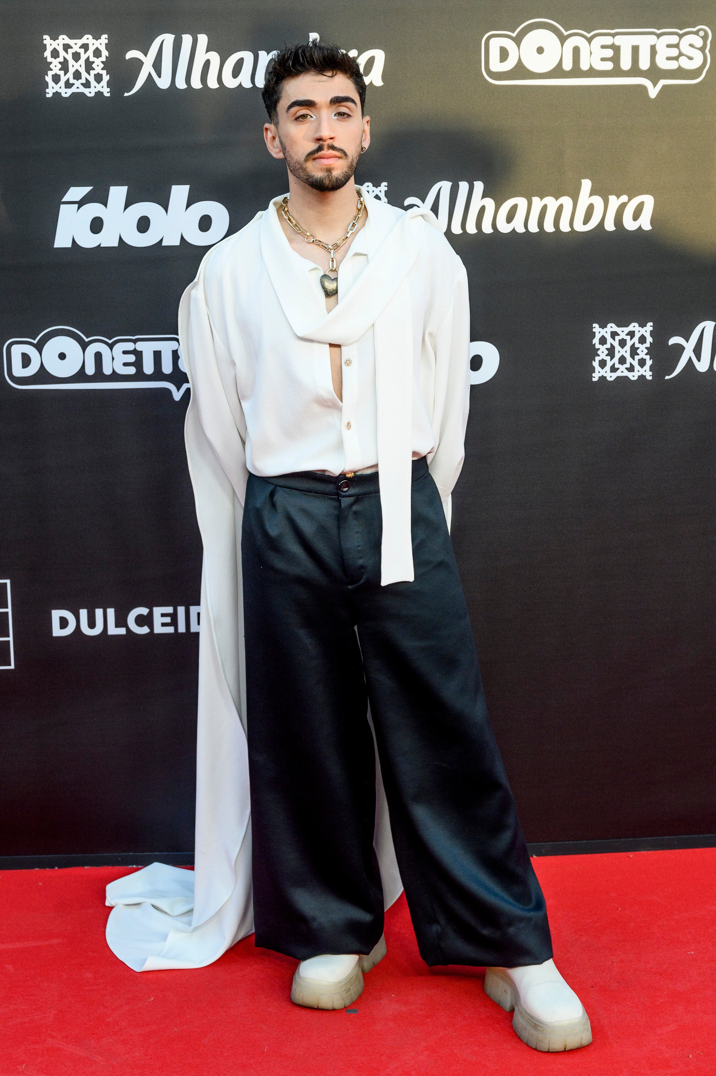 Si hay una cosa más que podemos aplaudir de OT 2023 es la importancia que se le ha dado a la imagen. El estilismo se ha cuidado mucho y fuera, siguen manteniéndolo y a Álex Márquez  parece que le ha convencido lo de la capa.