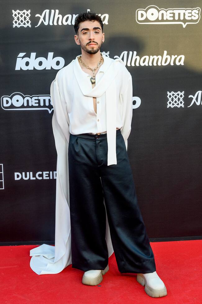 Si hay una cosa más que podemos aplaudir de OT 2023 es la importancia que se le ha dado a la imagen. El estilismo se ha cuidado mucho y fuera, siguen manteniéndolo y a Álex Márquez parece que le ha convencido lo de la capa.