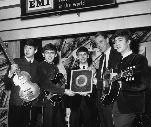 The Beatles: Paul McCartney, George Harrison, Ringo Starr y John Lennon, con George Martin, en 1963.