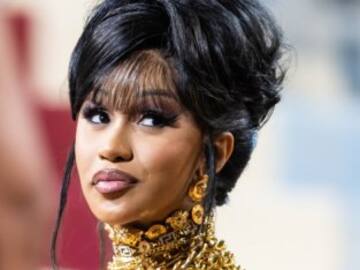 Cardi B se pasa el juego de los vestidos sexis con un escote profundo imposible de emular